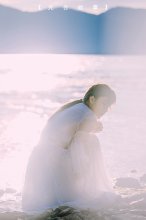 阳光下的水中美女图片
