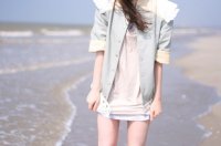 海滩边漂亮唯美女生图片