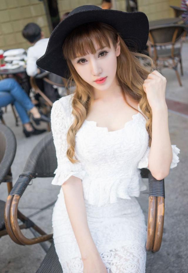 酥胸美女妩媚撩人 让人垂涎欲滴
