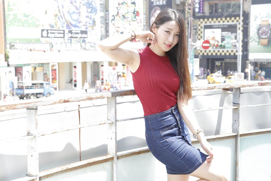 长发飘飘的红衣辣妹子很美