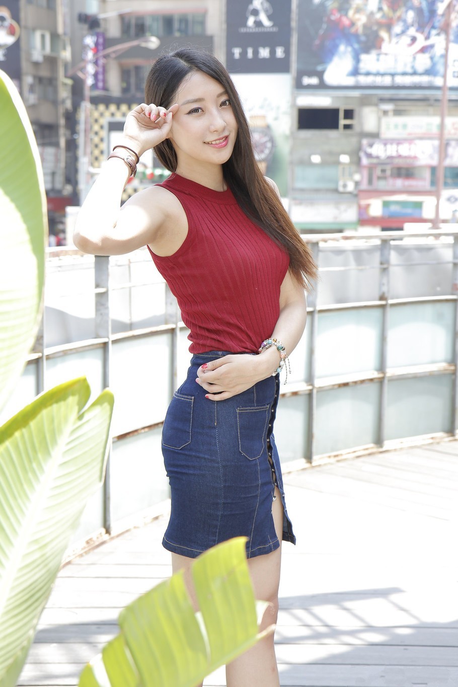 长发飘飘的红衣辣妹子很美