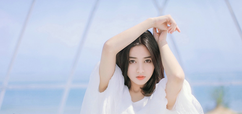 超级清纯的白皙美女