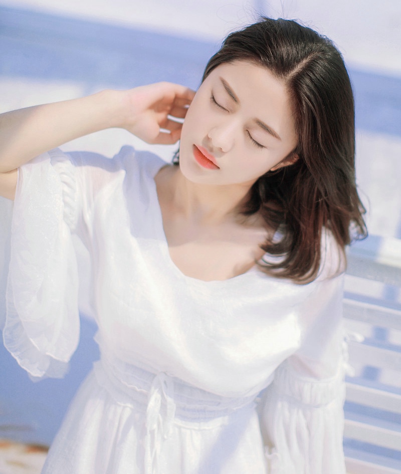 超级清纯的白皙美女