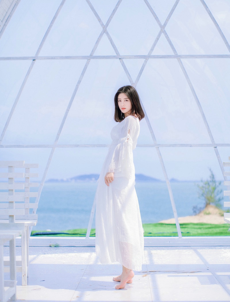 超级清纯的白皙美女