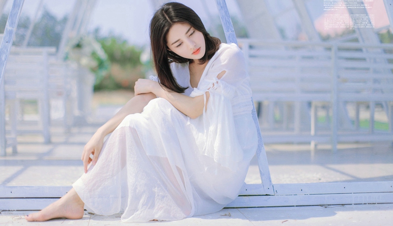 超级清纯的白皙美女