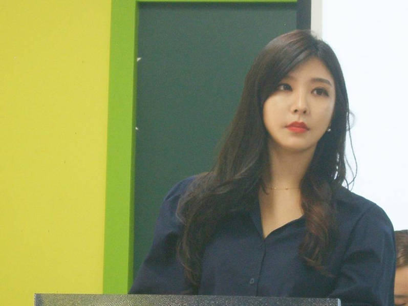 韩国“最美女教师”