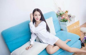 穿白衬衫的青春白皙长发美女