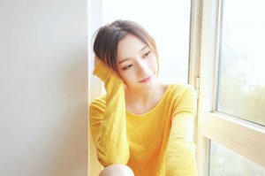 窗台插花唯美早安美女图片